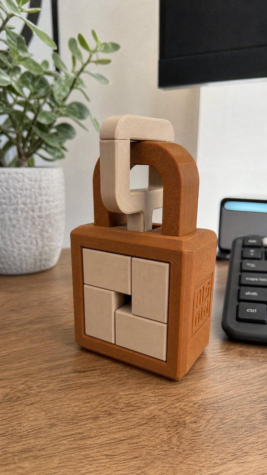 Cadeado Nigma I2 na mesa de home office, ao lado do teclado (imagem ilustrativa)
