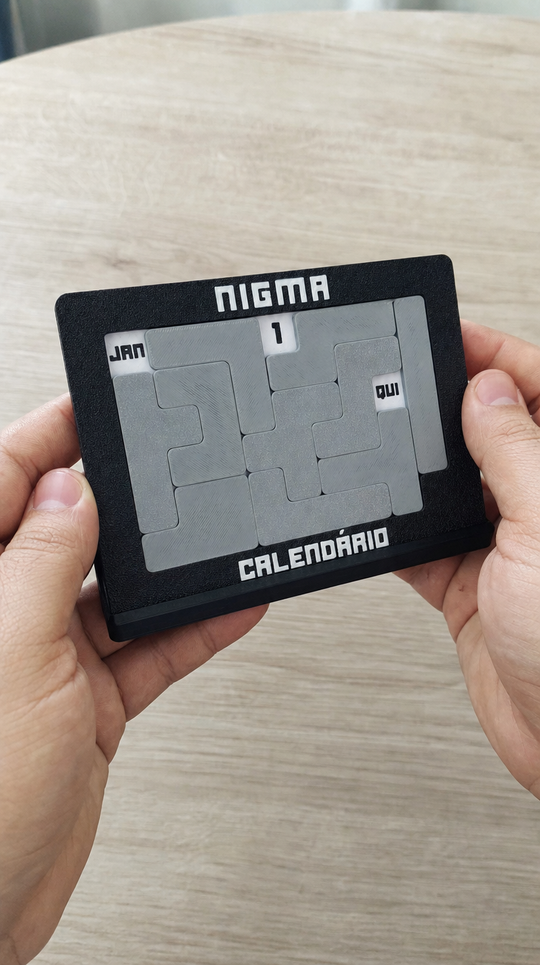 Calendário Nigma J7 montado nas mãos (imagem ilustrativa)