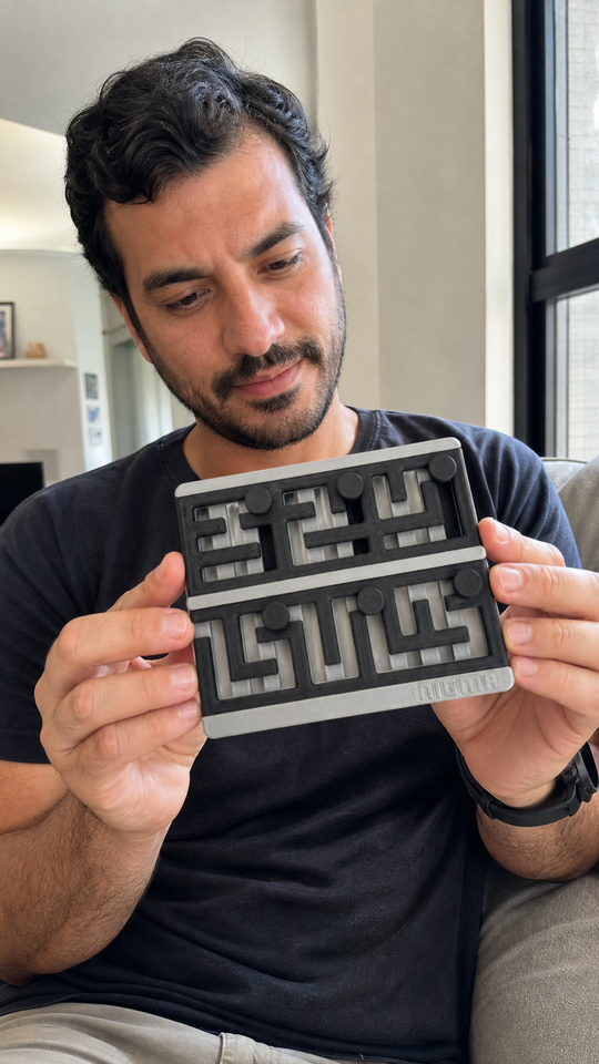 Estudando o labirinto Nigma M3 no sofá (imagem ilustrativa)