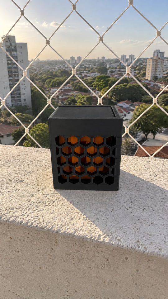 Nigma P4, caixa fechada no parapeito da varanda. Imagem ilustrativa criada pela NIGMA.