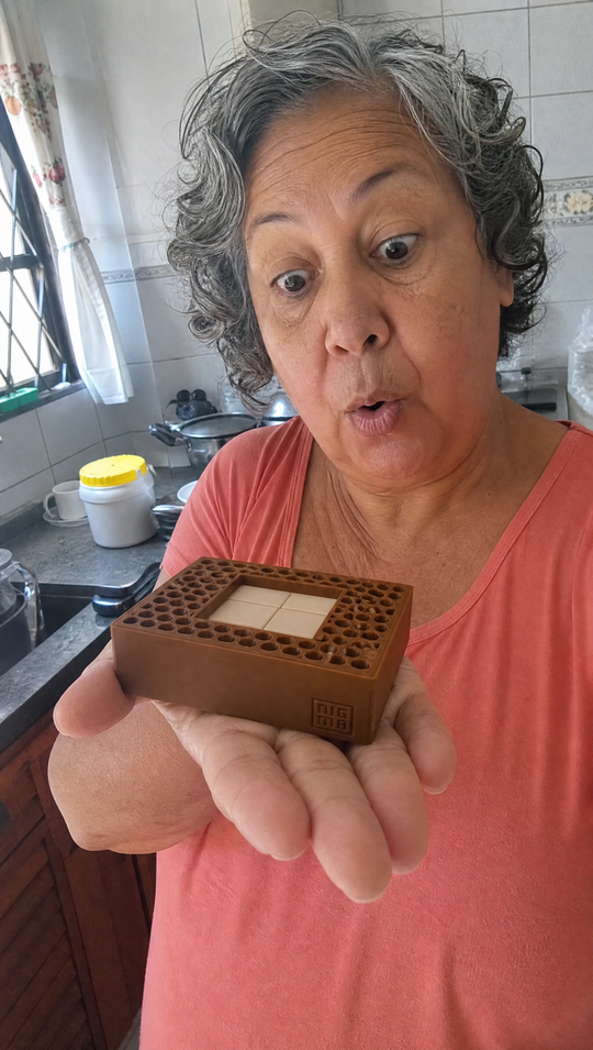 Mulher segurando a bandeja do Nigma P3 na palma da mão, surpresa com o tamanho