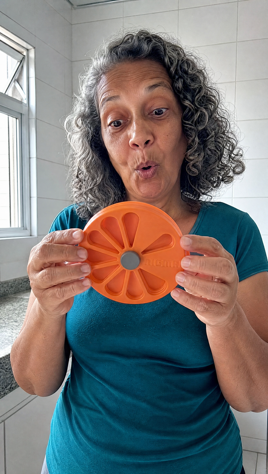 Mulher segurando o Nigma P5 pela borda, surpresa com a largura dos quatro discos
