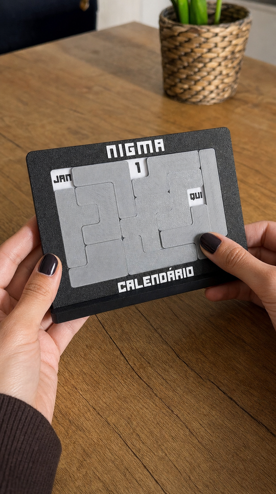Mãos encaixando peça no calendário Nigma J7 (imagem ilustrativa)