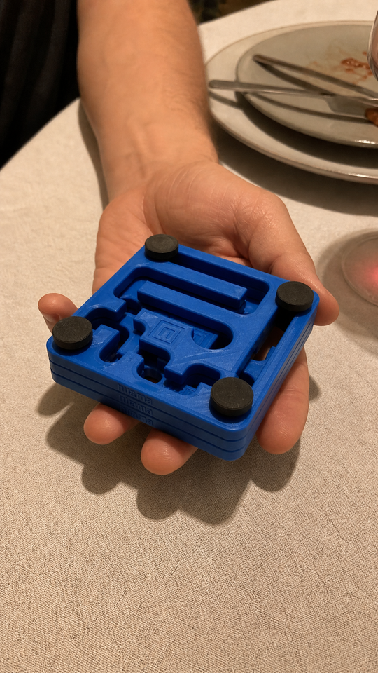 Labirinto triplo Nigma M4 na mão, mesa de jantar (imagem ilustrativa)