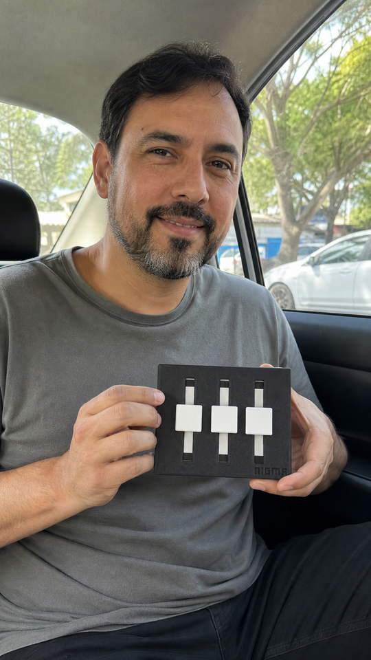 Labirinto tátil Nigma M5 no banco do passageiro de um carro parado (imagem ilustrativa)