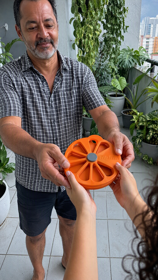 Homem entregando o Nigma P5 para outra pessoa na varanda