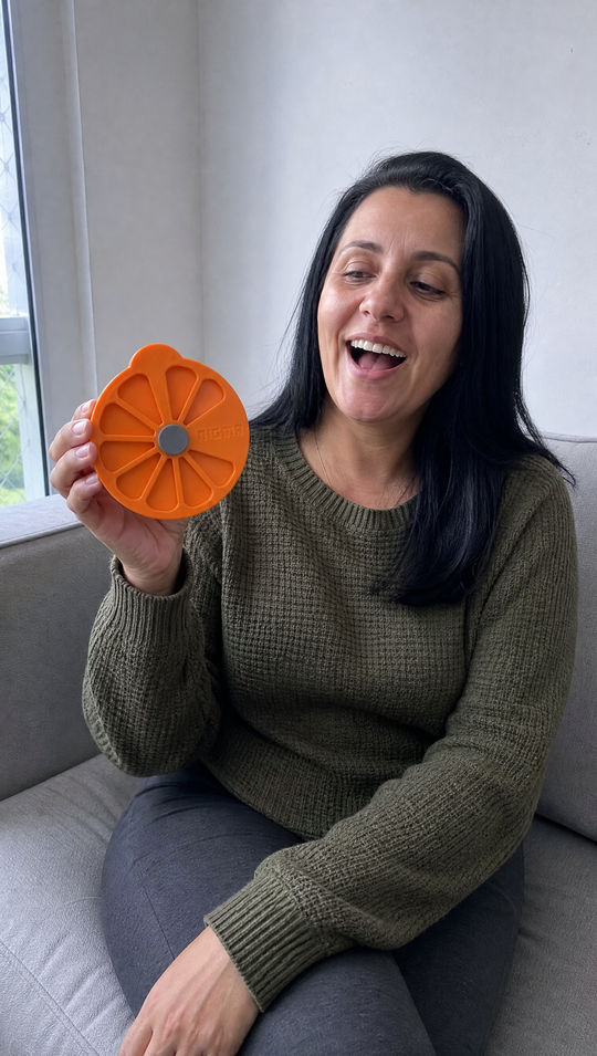 Mulher segurando o Nigma P5 resolvido: todos os vãos fechados pelos discos de baixo